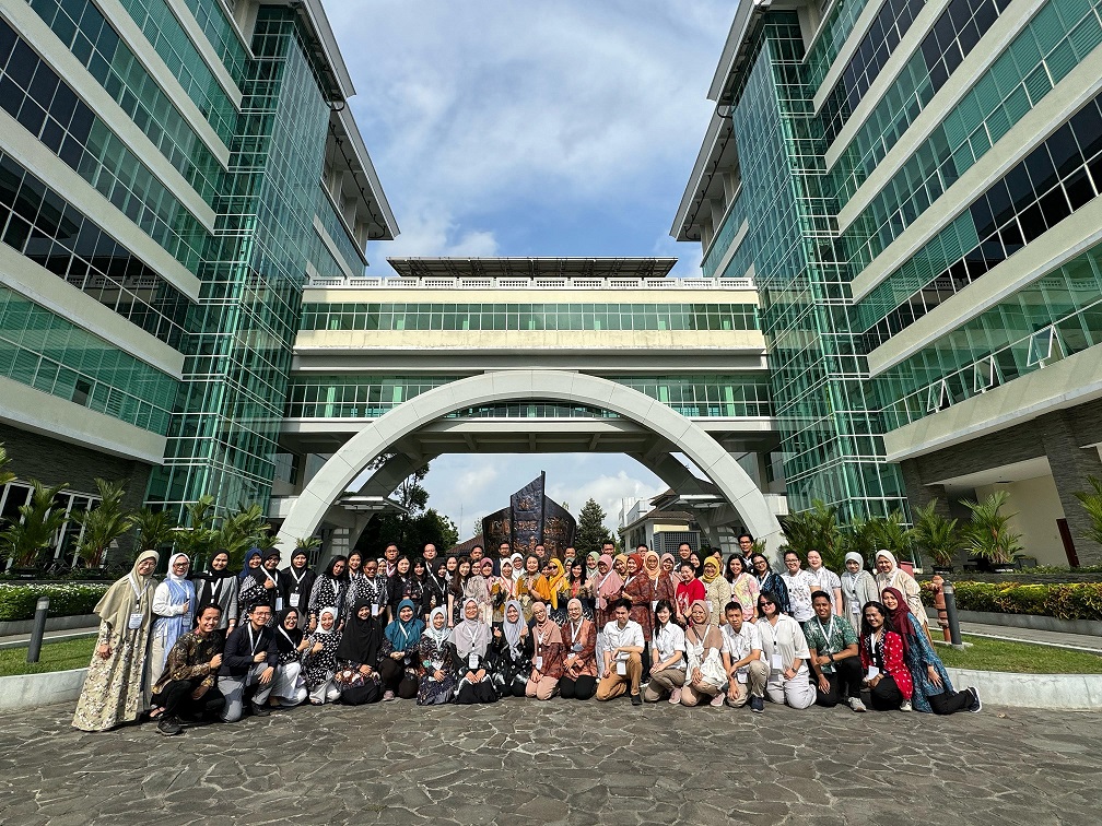 Foto bersama narasumber dan peserta di Gedung Pasca Sarjana Tahir Foundation, FK-KMK UGM
